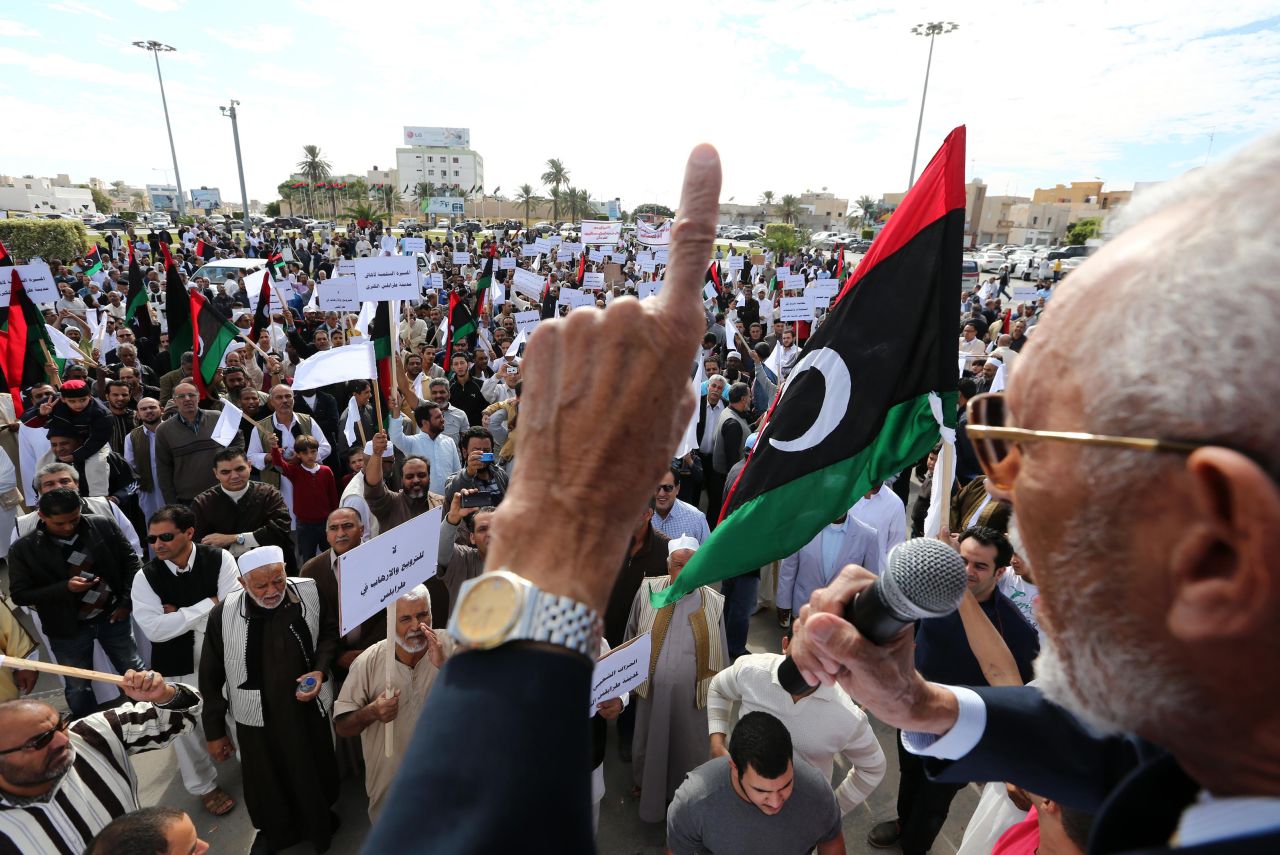 Manifestantes libios se reúnen durante una manifestación solicitando a los milicianos evacuar su cuarteles generales en el sur de Tripoli, el 5 de noviembre de 2013.<br />