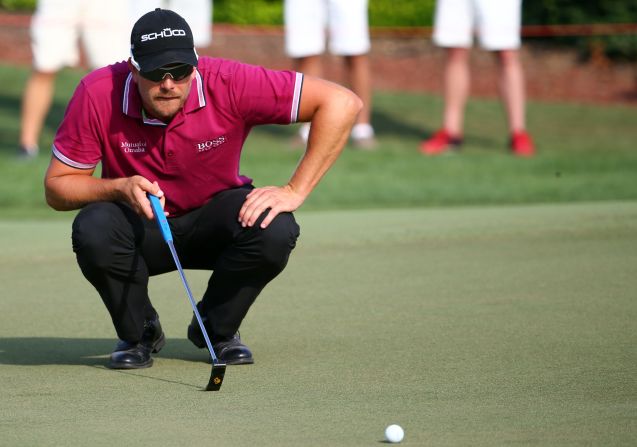 Henrik Stenson lined up all his shots almost perfectly Friday. He didn't hit a bogey and struck eight birdies on the Earth Course at Jumeirah Golf Estates. 