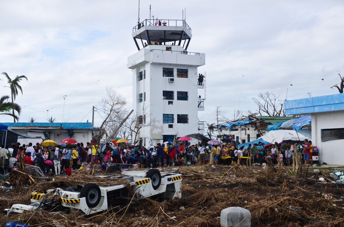Los sobrevivientes se reúnen en Tacloban a la espera de transporte a la vecina provincia de Isla de Cebú el 16 de noviembre .
