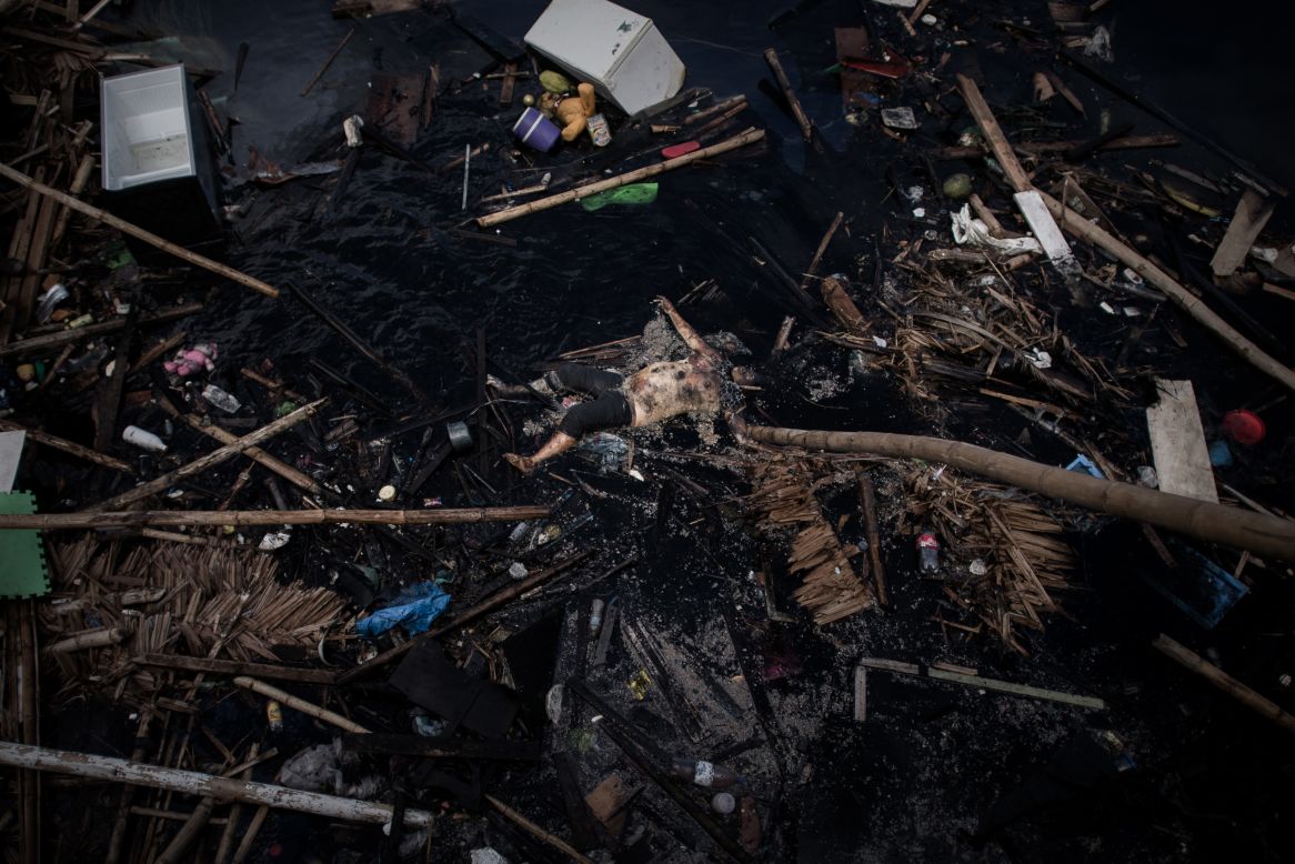 El cadáver de una víctima flota en un río en Tanauan, en la isla oriental de Leyte el 16 de noviembre.