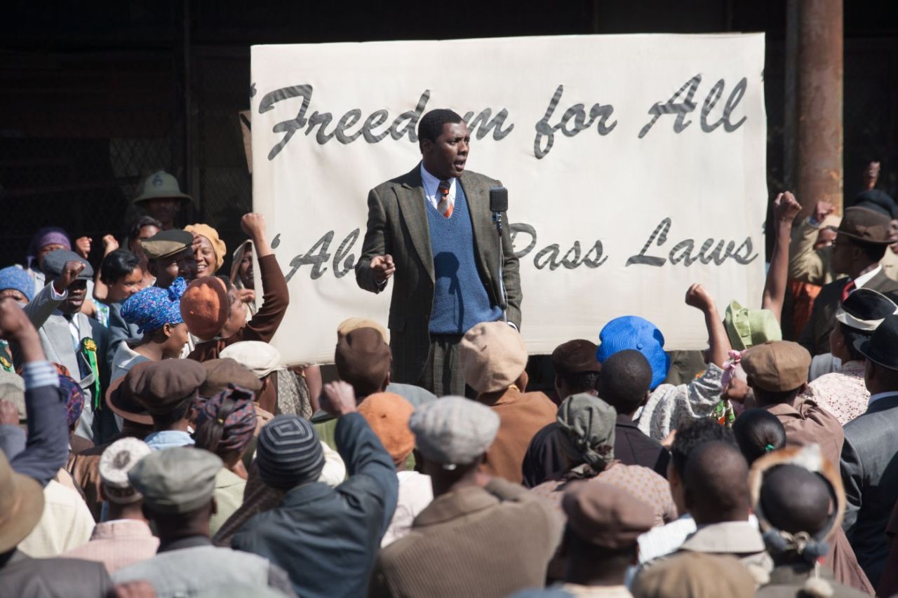 Idris Elba asume la difícil tarea de interpretar a Nelson Mandela en sus años de líder revolucionario.