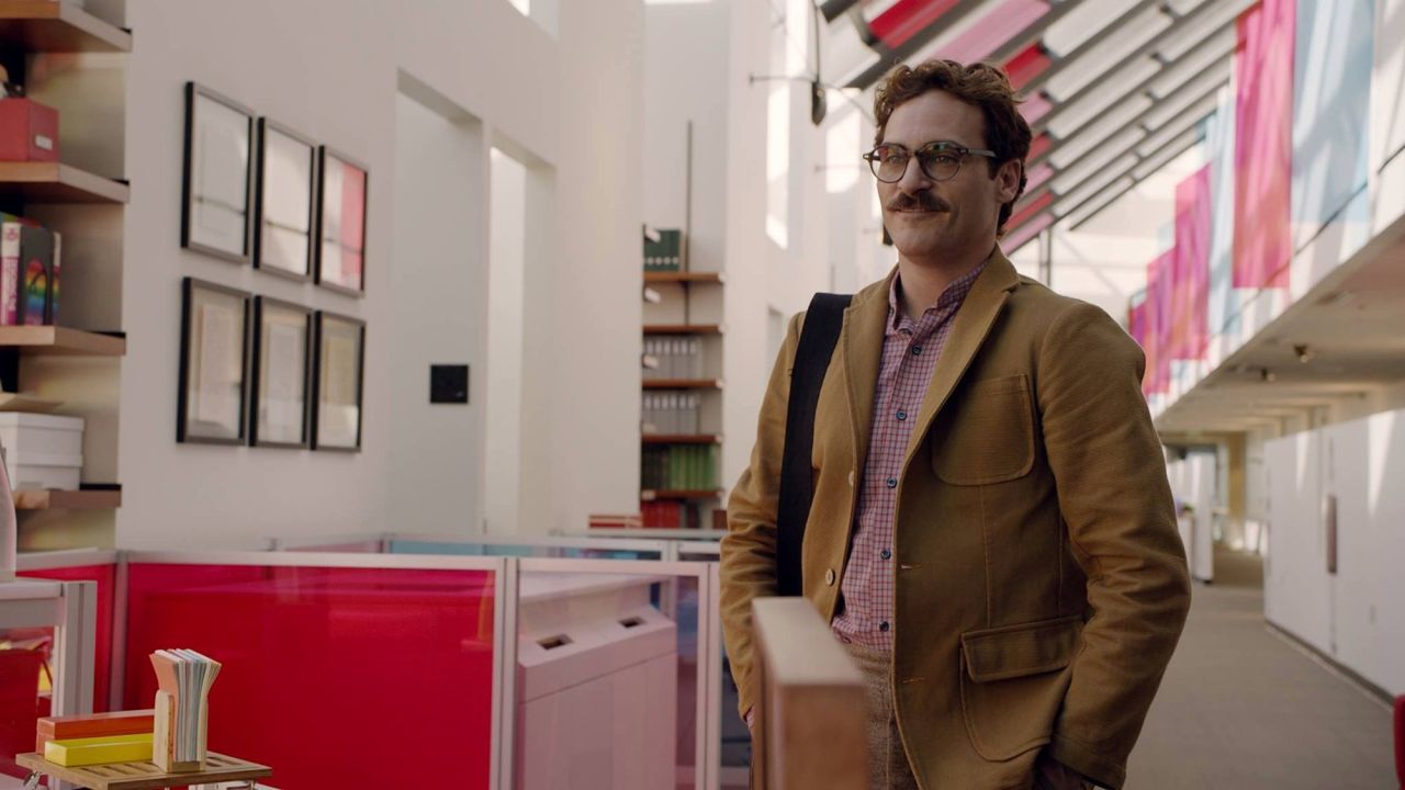 "Her", de Spike Jonze', dará mucho de que hablar. Joaquin Phoenix interpreta a un escritor cuya soledad lo lleva a desarrollar una atracción inusual hacia un nuevo sistema operativo (con voz de Scarlett Johansson).