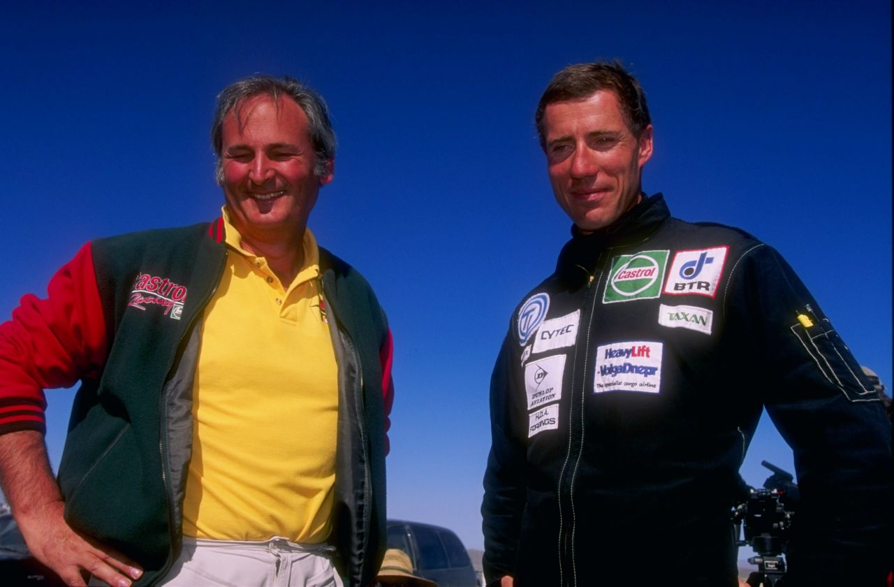 Andy Green (derecha) y el antiguo poseedor del récord y director del Thrust SSC, Richard Noble (izquierda), han lanzado el Proyecto Bloodhound. Sus aspiraciones son batir un nuevo récord de conducción a 1000 mph (1.609 kph).