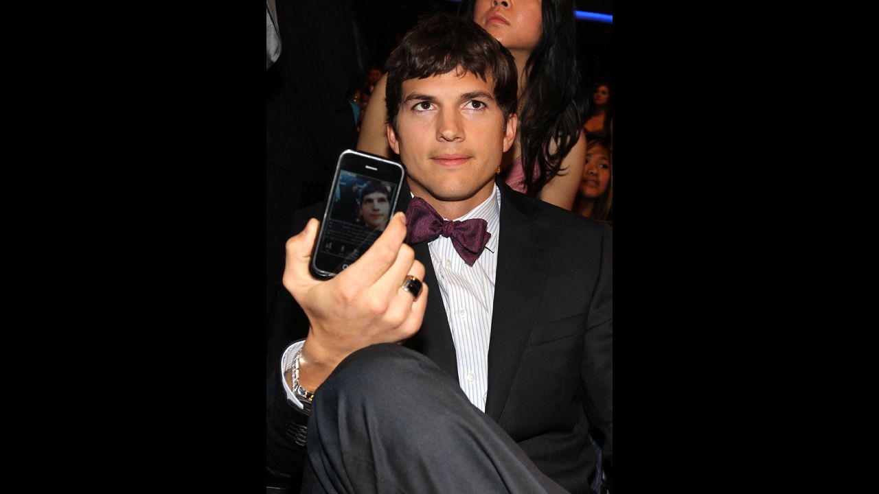 Actor Ashton Kutcher poses in the audience during the 2010 People's Choice Awards.