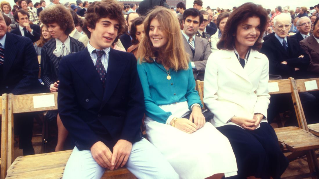 Kennedy sits between her brother and mother in 1977.