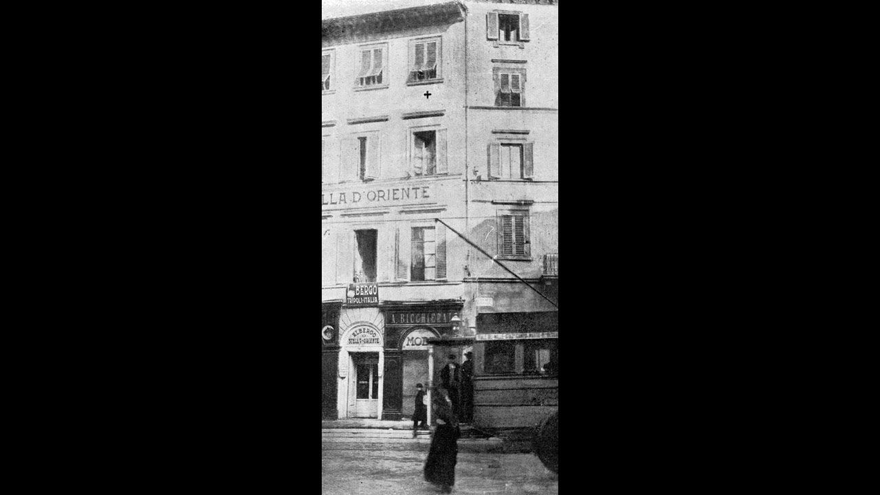 El Hotel Tripoli-Italia, ahora llamado el Hotel La Gioconda, es donde Peruggia mostró el cuadro robado al comerciante de arte Alfredo Geri y al director de la Galería Uffizi Giovanni Poggi en Florencia, Italia el 10 de diciembre de 1913. Peruggia, quien afirmó haber robado la Mona Lisa para devolverla a su país natal de Italia, fue arrestado y finalmente sentenciado a prisión.