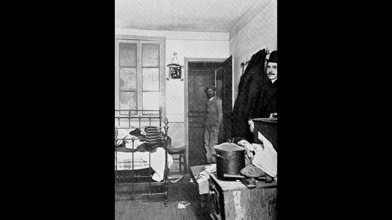 Aquí aparece el apartamento de Peruggia en París, donde escondió a la Mona Lisa en el fondo falso de un baúl de madera.