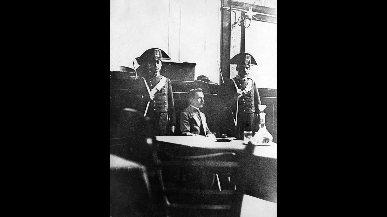 Peruggia comparece en una sala de justicia en junio de 1914.