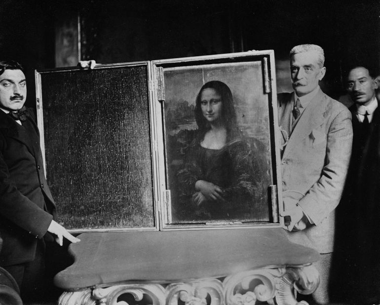 Two men carry the Mona Lisa back to the Louvre in January 1914.