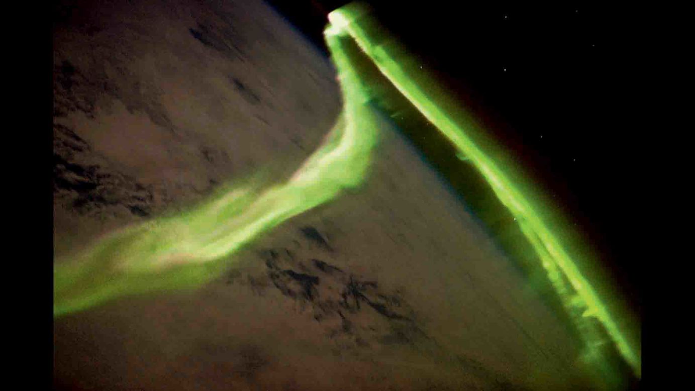 Esta es la aurora australiana, un despliegue de luz natural del Hemisferio Sur, como se ve desde la Estación Espacial Internacional.