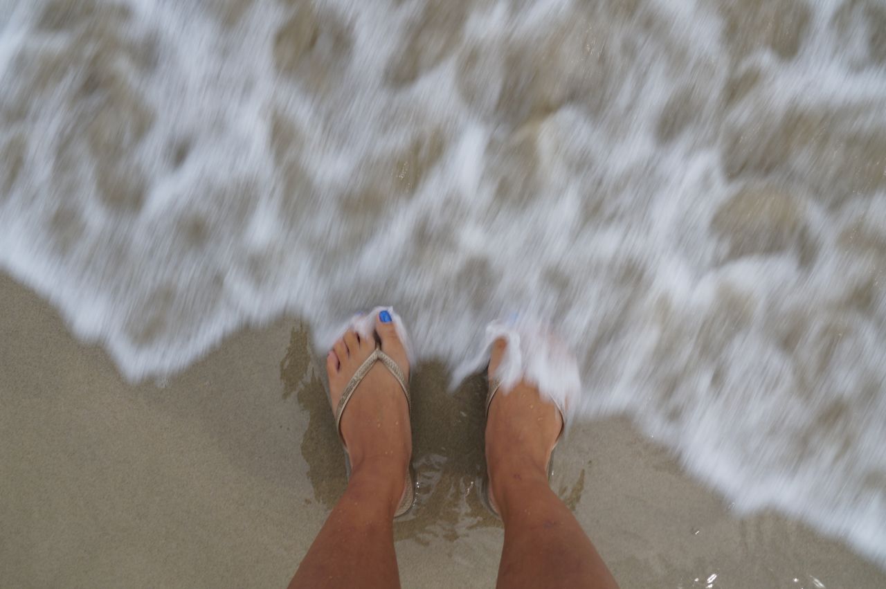 Los turistas no están atados a opresivos mocasines o tacones. Tus pies por fin pueden ser libres.