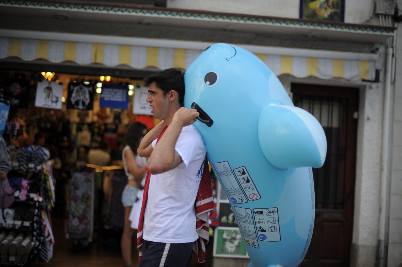 No puedes explicarlo, pero esa gigante ballena azul inflable estaba pidiendo a gritos que la compraras. Intenta hacer eso cuando estés de vuelta en casa en tu hora del almuerzo.