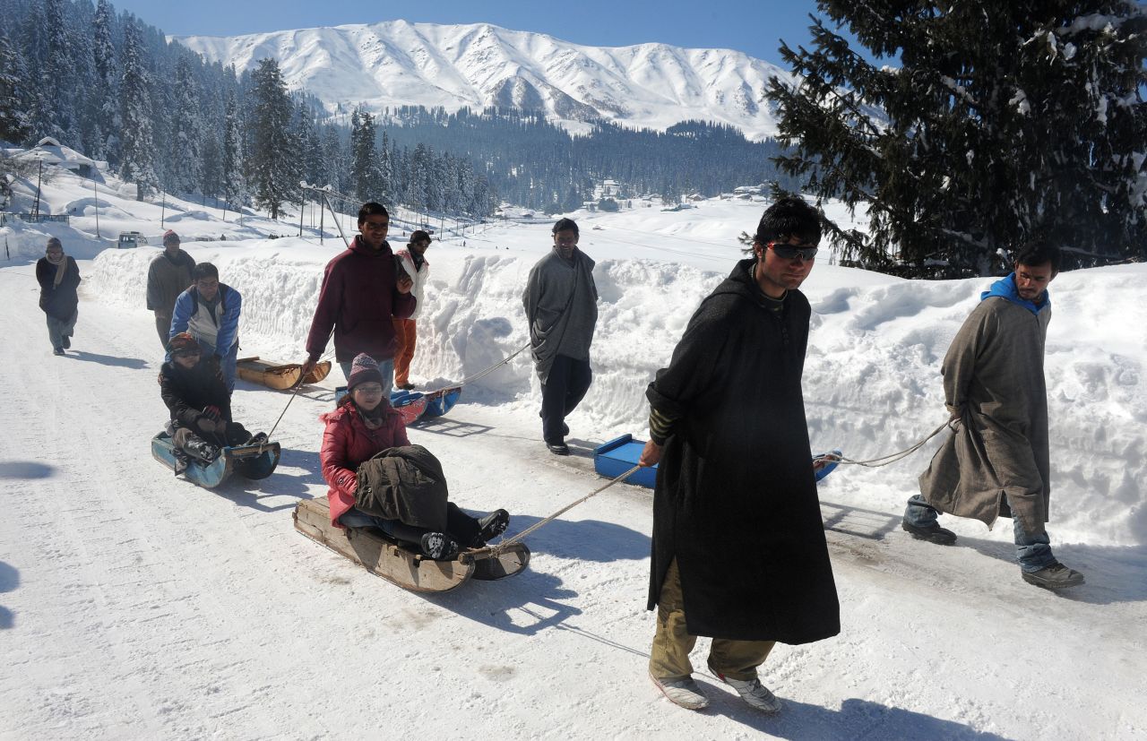 National Geographic puede tener imágenes e historias impresionantes de la gente de Cachemira en la cordillera del Himalaya. Pero nada supera realmente caminar por uno de los mejores destinos de esquí en Asia.