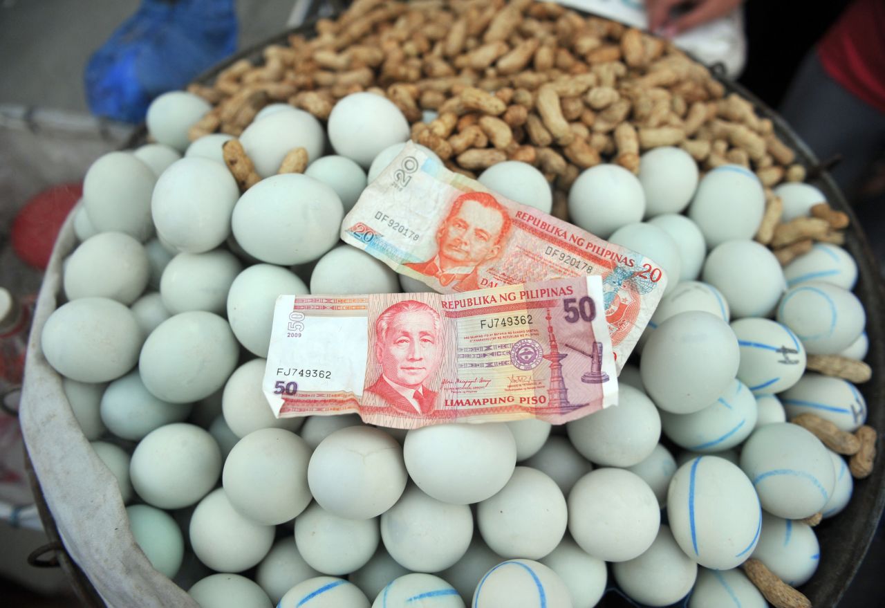Balut -embrión de pato hervido- es una de esas delicadezas locales que te hace encogerte de hombros. Pero en el espíritu de viajar y darle alas a la curiosidad, probar uno es obligatorio.