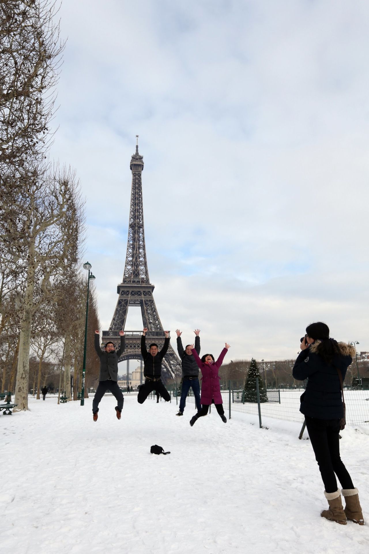 Podrían ser necesarias 50 tomas para capturar el momento perfecto en el aire, pero tomarse fotos saltando es el derecho de un turista, al igual que simular sujetar la Torre de Pisa y poner la yema del dedo sobre la Torre Eiffel. 