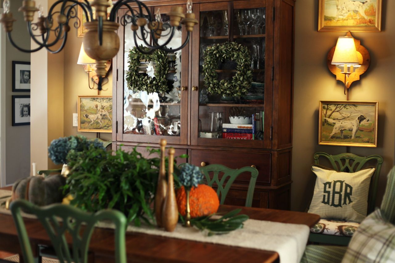 Artist and interior decorator Shannon Berrey <a href="http://shannonberrey.com/_blog/Shannon_Berrey_Design_Blog/post/Dining_painted_mongram_pillows/" target="_blank" target="_blank">personalized her dining room</a> with touches of green, monogrammed pillows and hunting dog artwork.