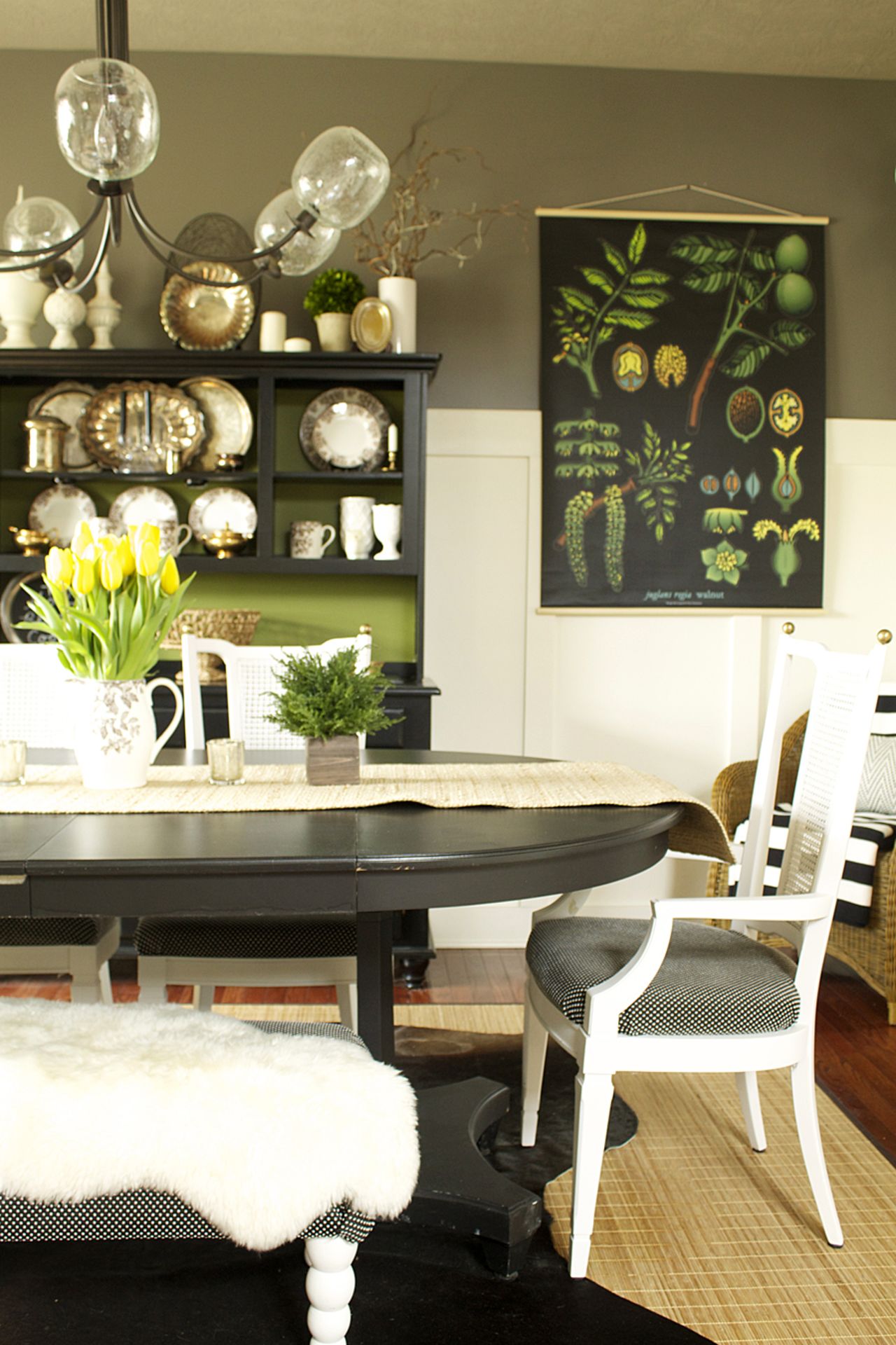 Laurie Jones, a decorator and blogger, incorporates dramatic contrast in her dining room. She uses small touches, like centerpieces, to <a href="http://lauriejoneshome.com/2013/09/23/fall-decorating/" target="_blank" target="_blank">update the room as the seasons change</a>.
