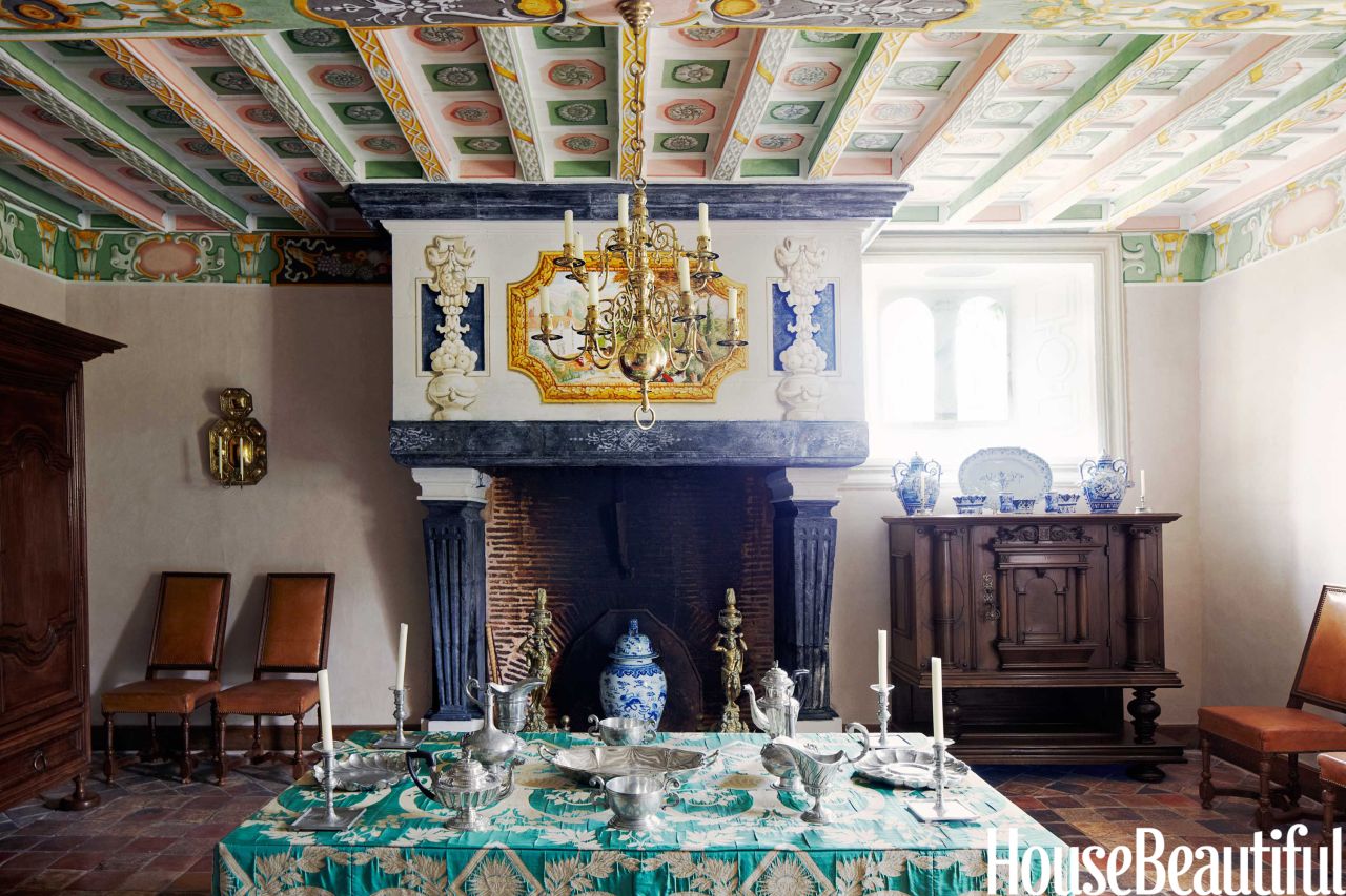 William Christie's dining room, featured in the October 2013 issue of House Beautiful, takes the traditional aspects of a dining room back to the great halls of ancient castles.