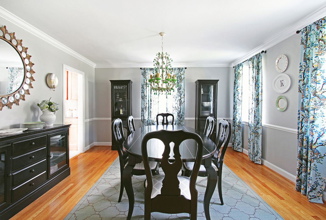 Interior decorator and <a href="http://janabek.com/gallery/" target="_blank" target="_blank">E-designer</a> Jana Bek decorated this dining room with glossy black furniture that contrasts with the bright, floral-inspired chandelier.
