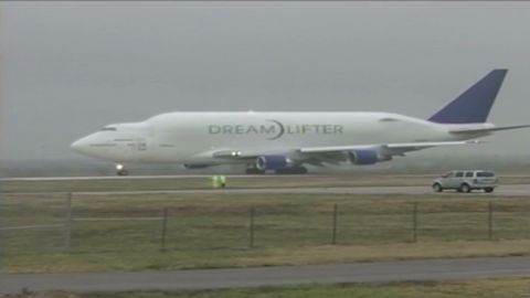 VO Boeing Dreamlifter successfully departs small runway_00000000.jpg