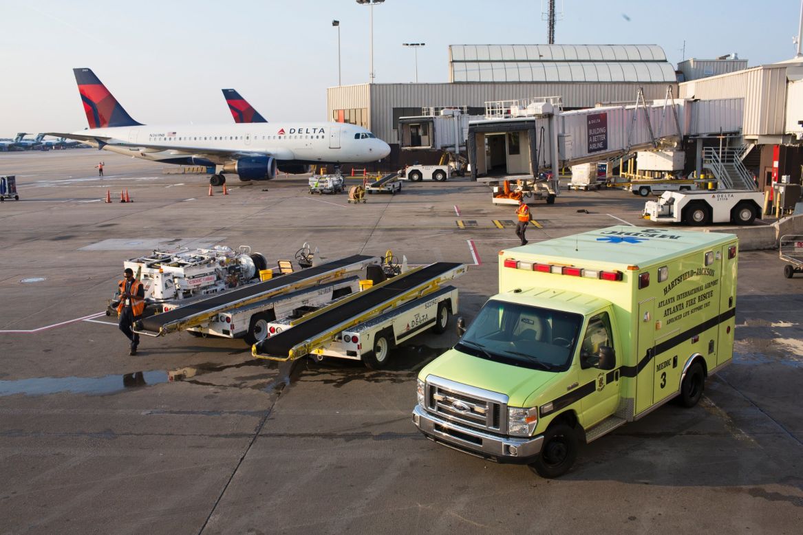 Medic 3 (una ambulancia de hace 10 años) se encuentra afuera de la Estación de bomberos no. 32, junto a la pista cerca de Concourse A. 