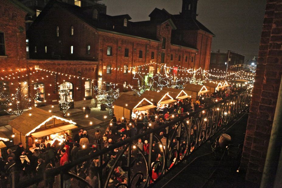 The Toronto Christmas Market incorporates the ambiance of the Distillery Historic District, a pedestrian-only village of restored Victorian brick buildings.