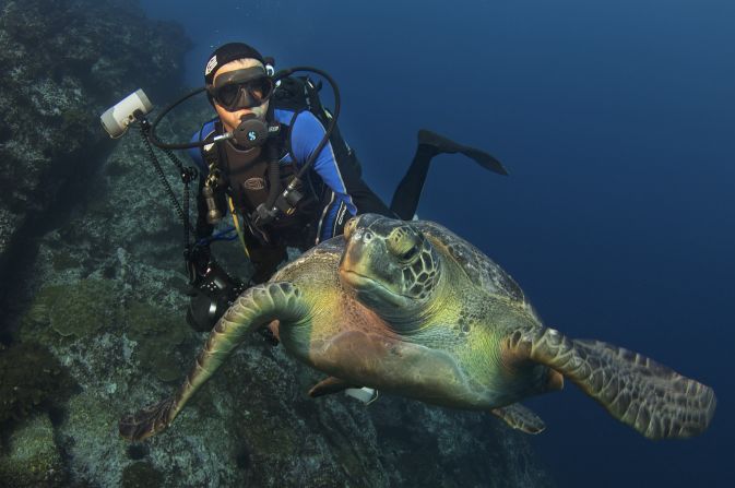 Anteriormente un académico, Enric Sala es ahora un explorador de la National Geographic con la misión de tratar de salvar los océanos del mundo.