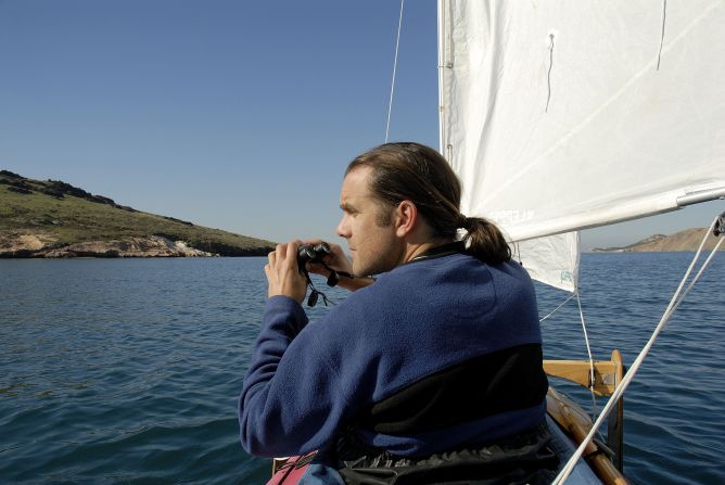 Creciendo junto al Mar Mediterráneo en España, se enamoró de inmediato del océano, especialmente de las hazañas del francés Jacques Cousteau.