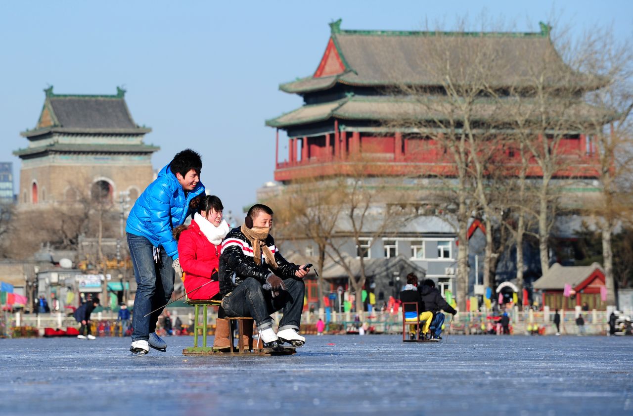 El lago Shichahai en realidad consiste en tres lagos conectados: lago Qianhai (lago frontal), lago Houhai (lago trasero) y lago Xihai (lago al oeste). Rodeada de arquitectura histórica, la pista exterior cuenta con sillas de hielo y bicicletas de hielo disponibles para alquilarlas. 