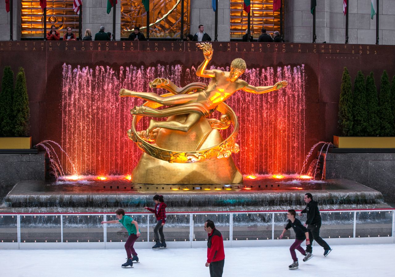 ¿Qué tienen en común todas las películas navideñas desarrolladas en Nueva York? Los personajes patinan en la pista del Rockefeller Center. La pista originalmente se estableció en 1936 como una forma de publicidad para atraer la atención de las personas a lo que llamaban "Sunken Plaza" (plaza hundida): las tiendas y restaurantes ubicados debajo del edificio.