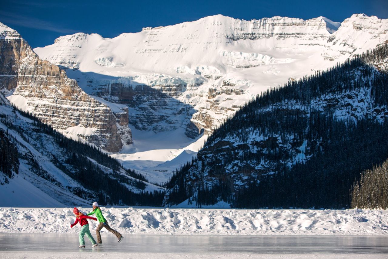 Montañas cubiertas de nieve rodean un lago glaciar... no es en vano que el lago Louise aparezca en tantas postales canadienses. El viaje en auto hacia el lago Louise toma dos horas desde Calgary, el aeropuerto principal más cercano, pasando por las Montañas Rocosas. La pista de patinaje sobre hielo gratuita cuenta con un refugio con calefacción. 