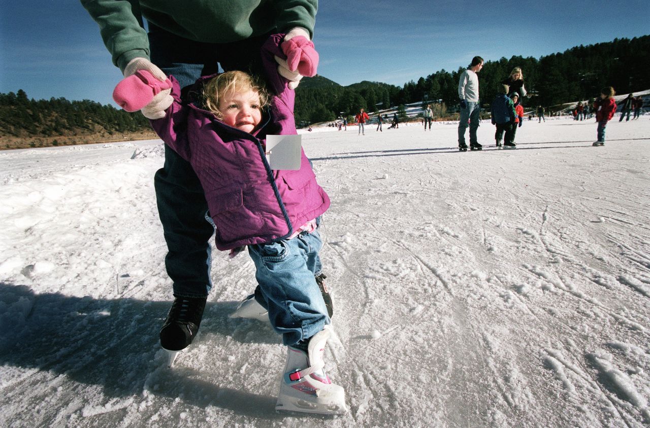 A 30 minutos del centro de Denver, esta sección de hielo de 8,5 acres cuenta con 11 pistas de hockey y una enorme área para patinar. Pinos cubiertos de nieve decoran la cercana montaña Evergreen. El Evergreen Lake House ofrece chocolate caliente y tentempiés al lado de una chimenea de piedra.