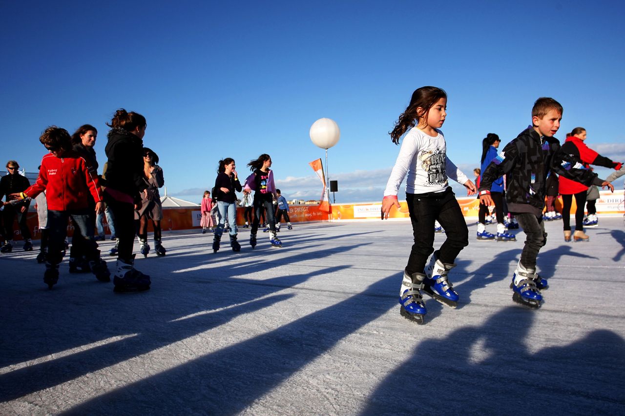 Nunca cae nieve en Sídney, pero durante sus meses de invierno de junio y julio, la playa Bondi abre una pista de hielo al lado del surf. Se trata de la pista de patinaje exterior más grande del hemisferio sur; atrae más o menos 30.000 visitantes al año.