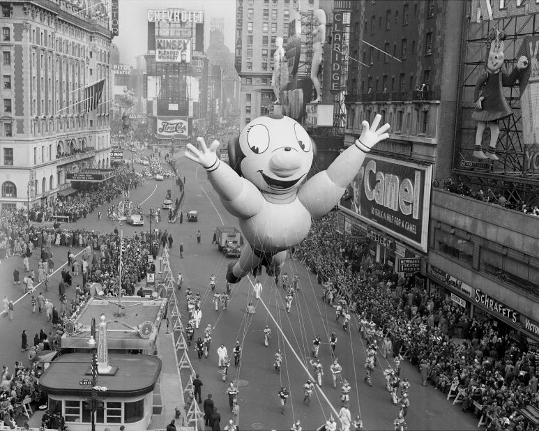 <strong>Mighty Mouse (1951):</strong> Mighty Mouse soars above the crowd as he hogs the spotlight in his balloon debut. 