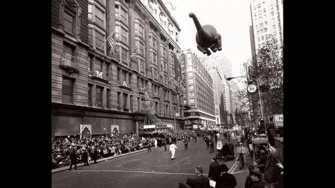 <strong>Sinclair Oil dinosaur (1963):</strong> The Sinclair Oil mascot looks as though it is diving toward the crowd during its debut in 1963. 