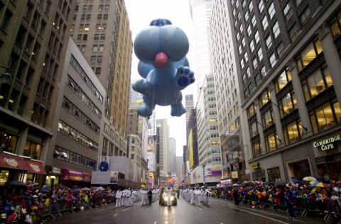 <strong>Blue (1999):</strong> The dog from the animated show "Blue's Clues" floats high above the parade.