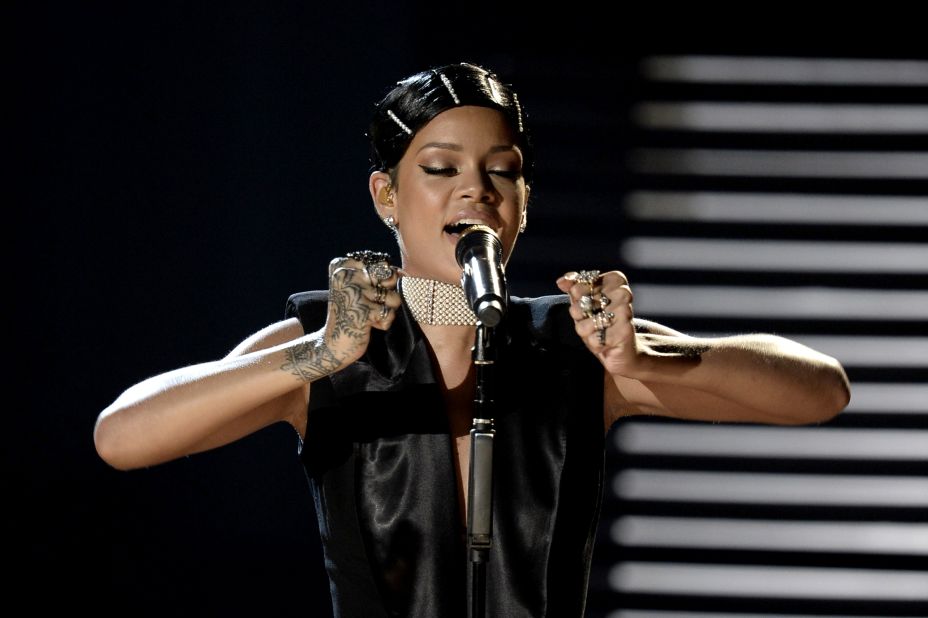 Rihanna performs her single "Diamonds." Afterward, her mother presented her with the first-ever Icon Award.