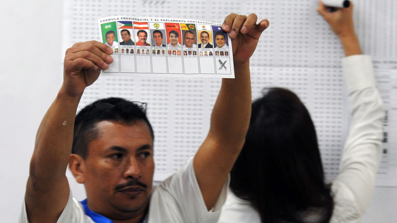 A man shows a ballot during the vote counting in general elections in Tegucigalpa, Honduras, on November 24, 2013.