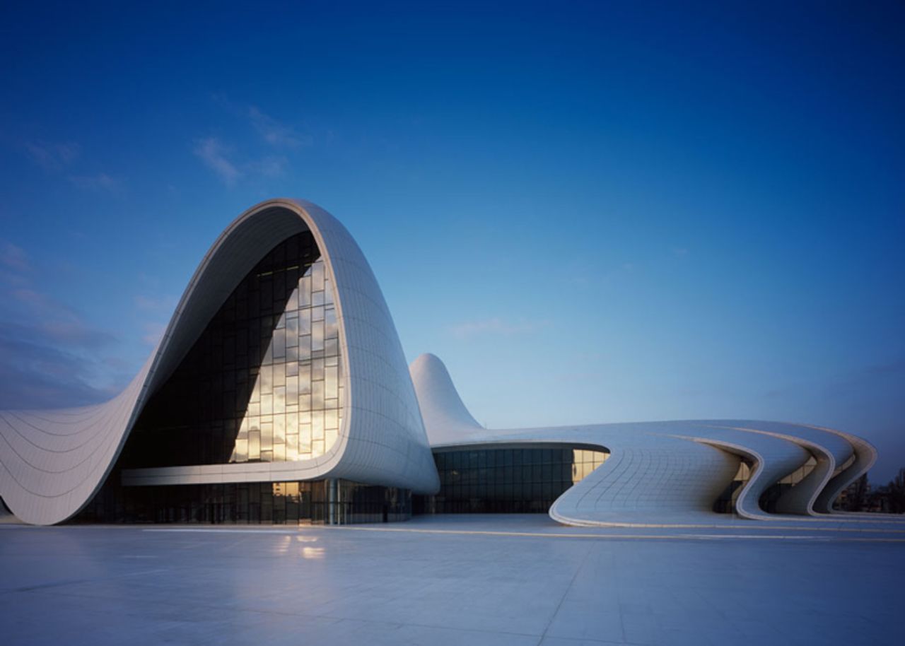 El Centro Cultural Heydar Aliyev, en la capital de Azerbaiyán, se yergue entre suaves líneas y sensuales dobleces.