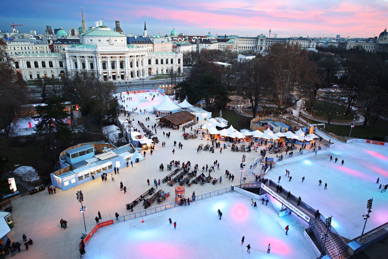 Un par de grandes pistas de hielo conectadas por pequeños senderos se combinan para crear una pista de 6.000 metros cuadrados frente al Ayuntamiento de Viena. Casetas dispersas por el parque que rodea la pista ofrecen alimentos y bebidas austríacas. 