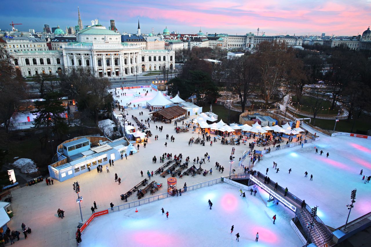 Un par de grandes pistas de hielo conectadas por pequeños senderos se combinan para crear una pista de 6.000 metros cuadrados frente al Ayuntamiento de Viena. Casetas dispersas por el parque que rodea la pista ofrecen alimentos y bebidas austríacas.