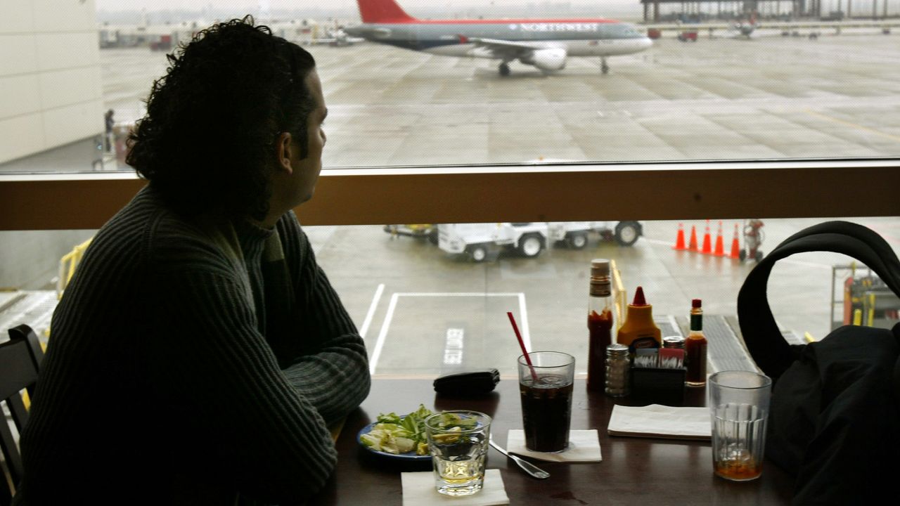 At an increasing number of airports nationwide, more options for the health-conscious are on the menu. 