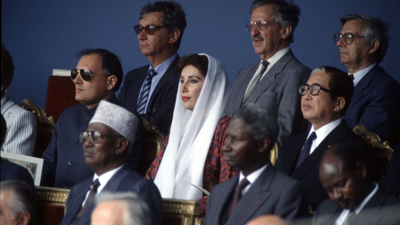 Benazir Bhutto with Rajiv Gandhi on her right in Paris on July 13, 1989.