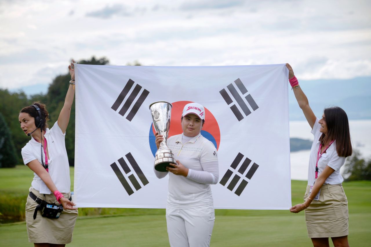 De las 100 golfistas femeninas del mundo, 38 son coreanas. De las primeras 10, cuatro son coreanas. En esta imagen aparece Inbee Park, luego de ganar el torneo de golf Evian Masters, quien ocupa el primer lugar en el golf femenino. 