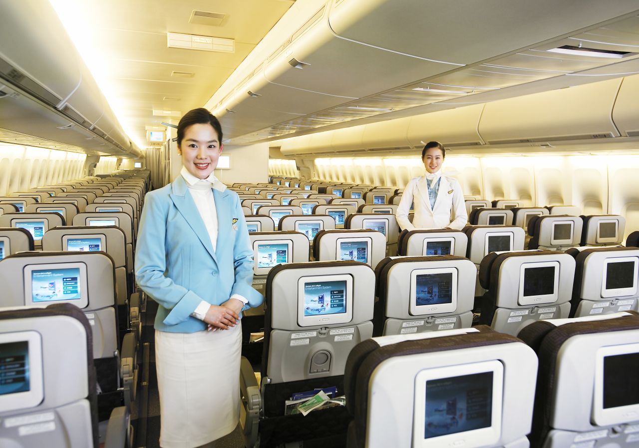 Los centros de capacitación de las aerolíneas coreanas son las escuelas de encanto globales del mundo de la aviación. Los asistentes de vuelo de aerolíneas de todo el mundo llegan a aprender modales para aplicarlos durante el vuelo. 