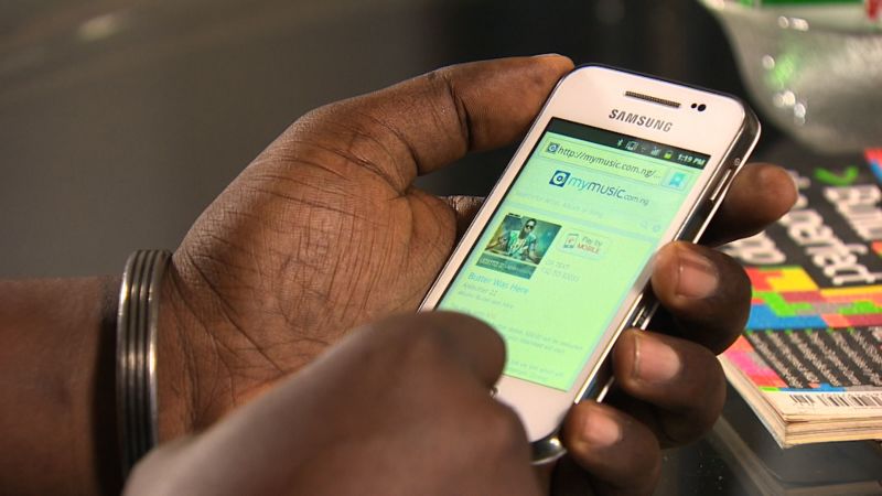 NextImg:'Nigerian iTunes' dances to the mobile phone beat | CNN Business
