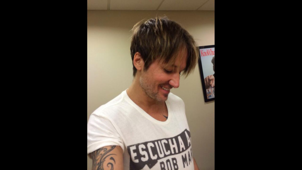 You thought it was just the ladies chopping off their hair lately? Think again. Normally long-haired country rocker Keith Urban joined in the snip party, debuting a riff on the uber-popular pixie cut <a href="https://twitter.com/KeithUrban/with_replies" target="_blank" target="_blank">via Twitter</a> on November 26.