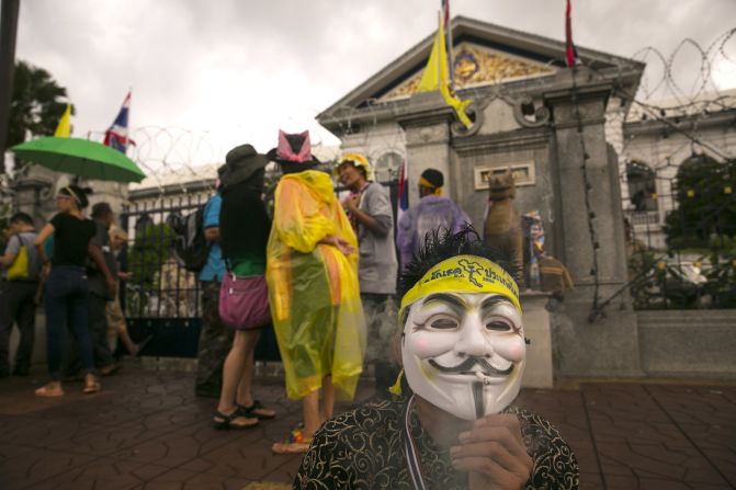 Anti-government protesters demonstrate outside the Ministry of Interior in a bid to oust the current government of Yingluck Shinawatra November 26, 2013 in Bangkok,Thailand.