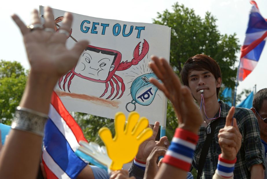 Anti-government protesters blow whistles as they rally at the Department Special Investigation in Bangkok on November 27, 2013.
