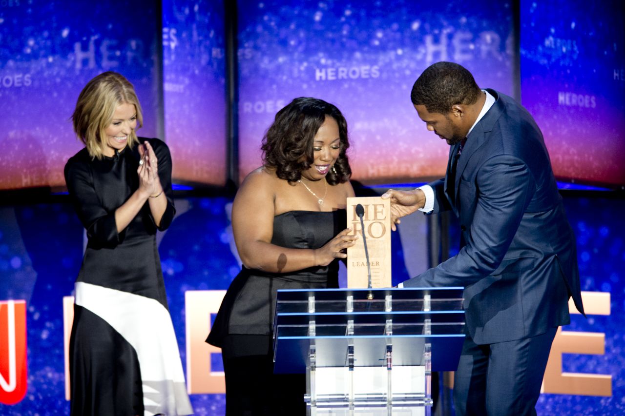 Television personalities Kelly Ripa and Michael Strahan present Jones with her award.